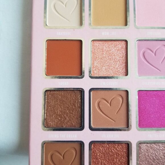 Beauty Creations Cosmetics - Bevettexo Eyes on me Shadow Palette - Picture 6 of 10